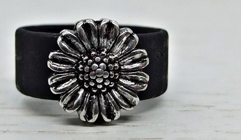 Ring Black Flower